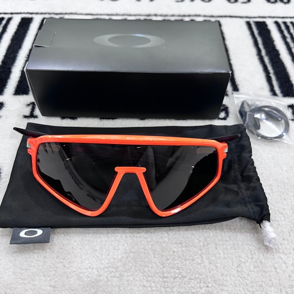 Oakley Latch Panel Mask Neon Orange With Removable Leash & Side Panel Sunglasses - Picture 1 of 11